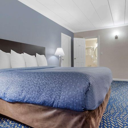 Econo Lodge Hicksville Bagian luar foto