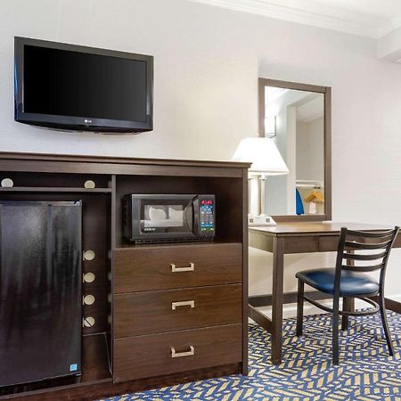 Econo Lodge Hicksville Bagian luar foto