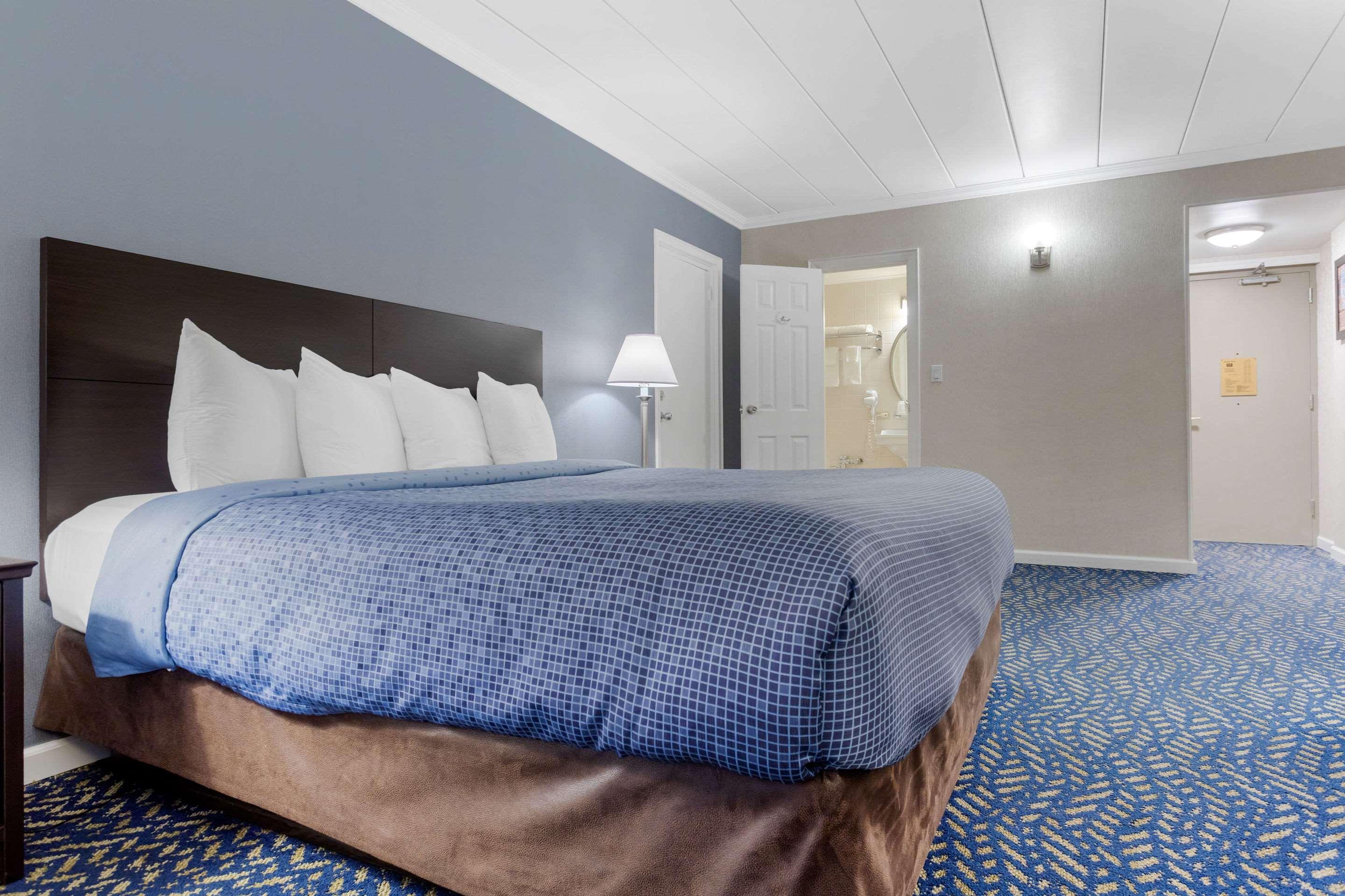 Econo Lodge Hicksville Bagian luar foto