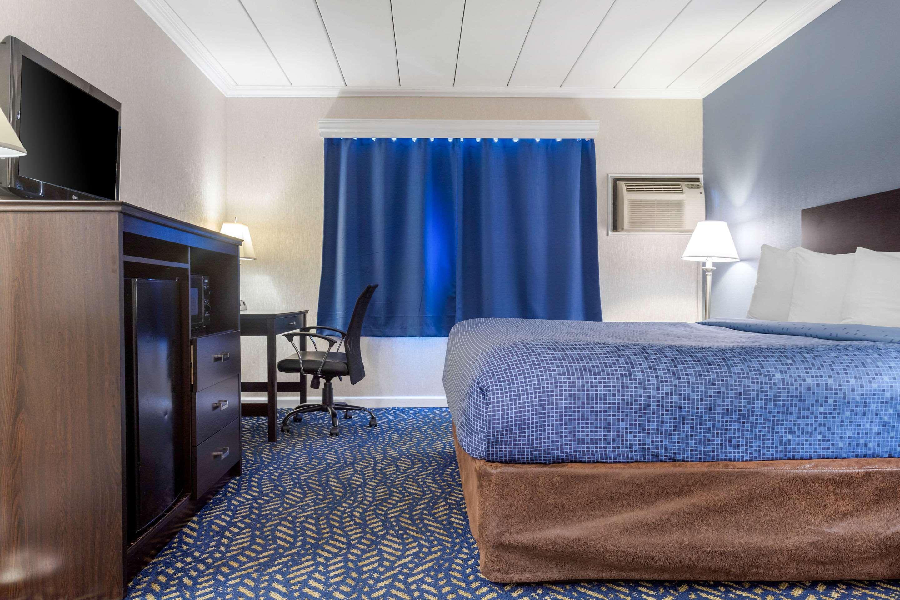 Econo Lodge Hicksville Bagian luar foto