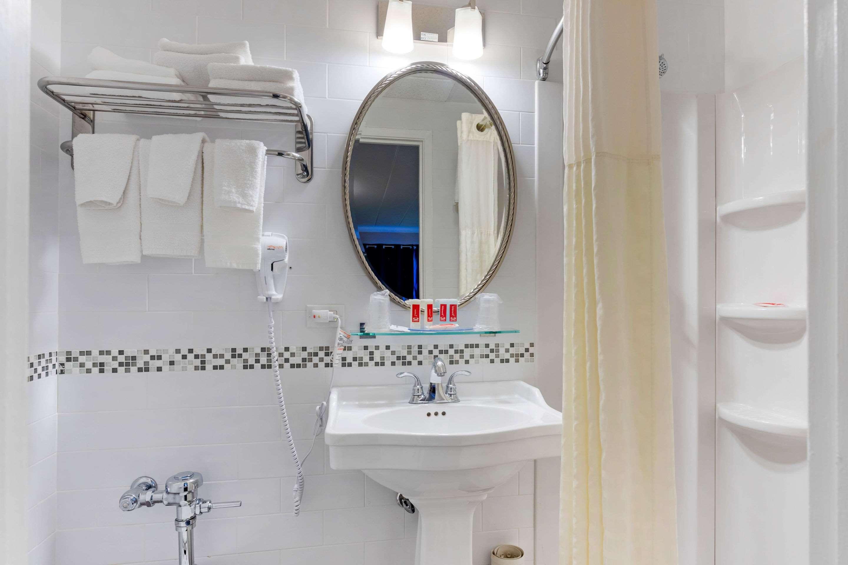 Econo Lodge Hicksville Bagian luar foto
