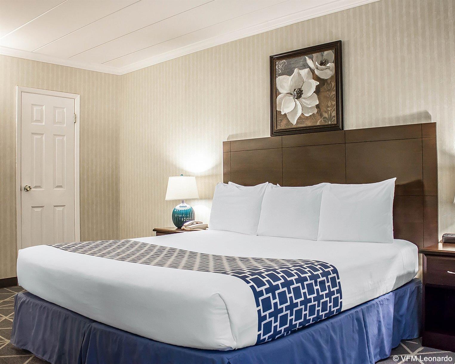 Econo Lodge Hicksville Bagian luar foto