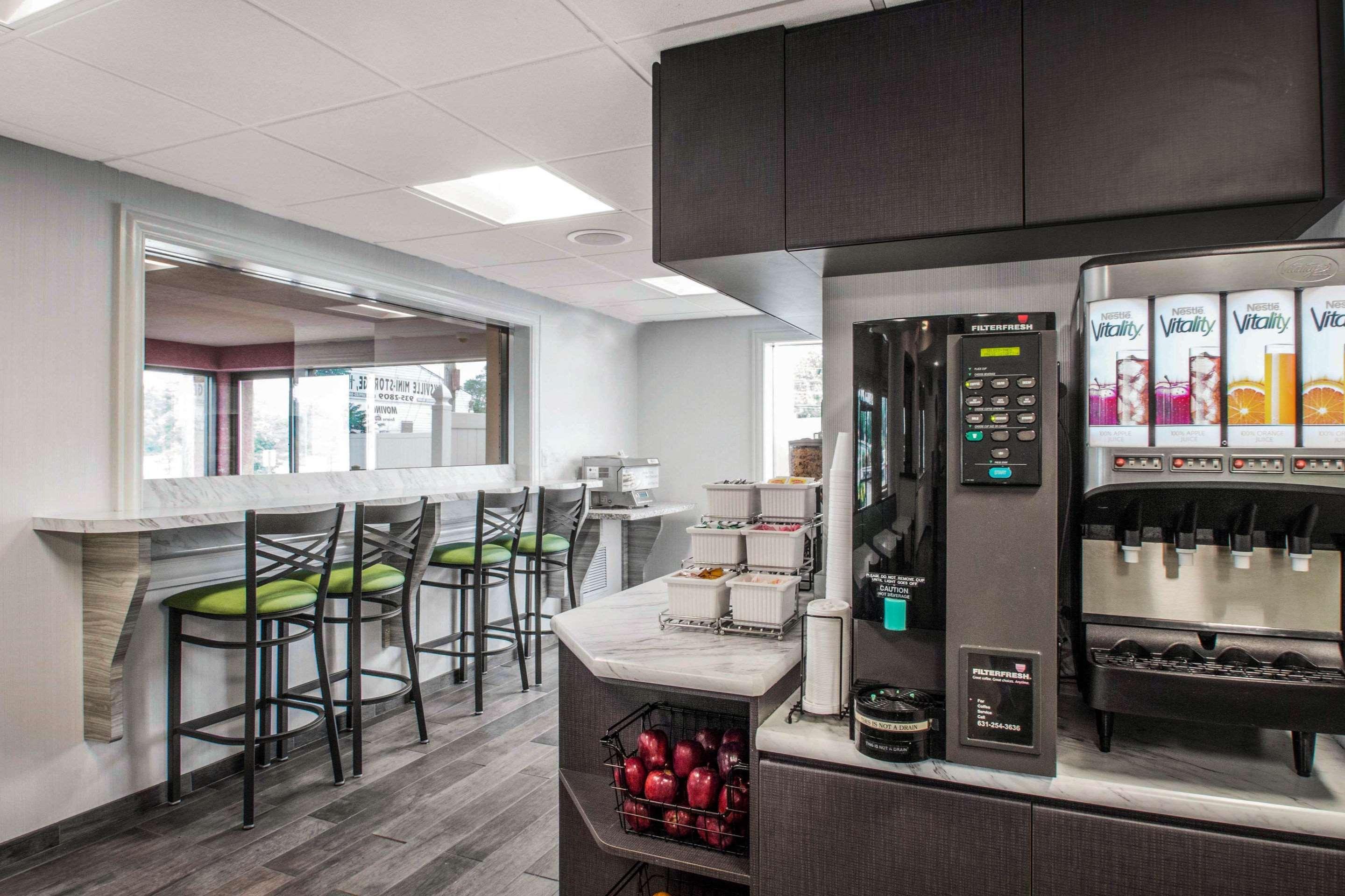 Econo Lodge Hicksville Bagian luar foto