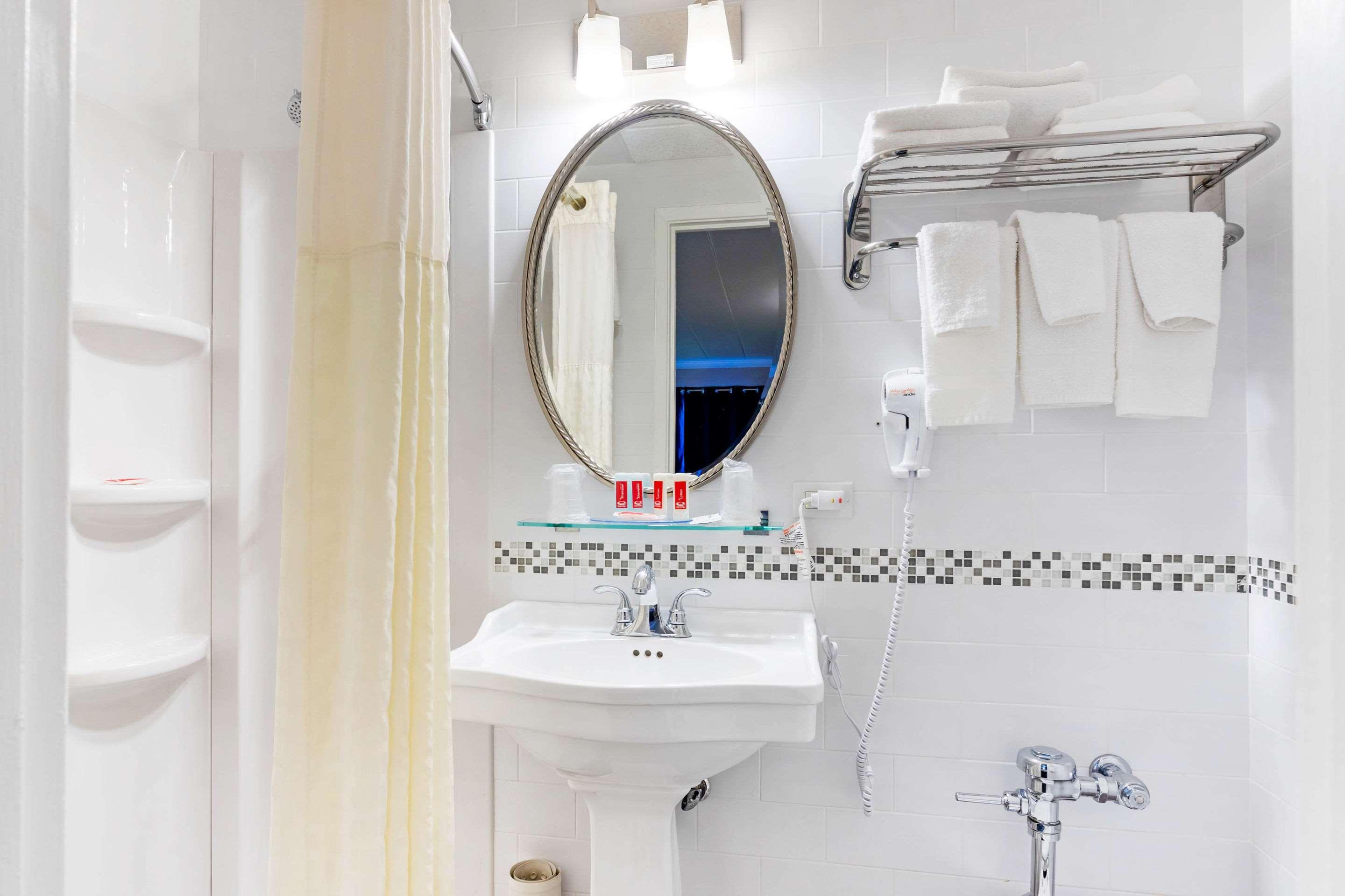 Econo Lodge Hicksville Bagian luar foto