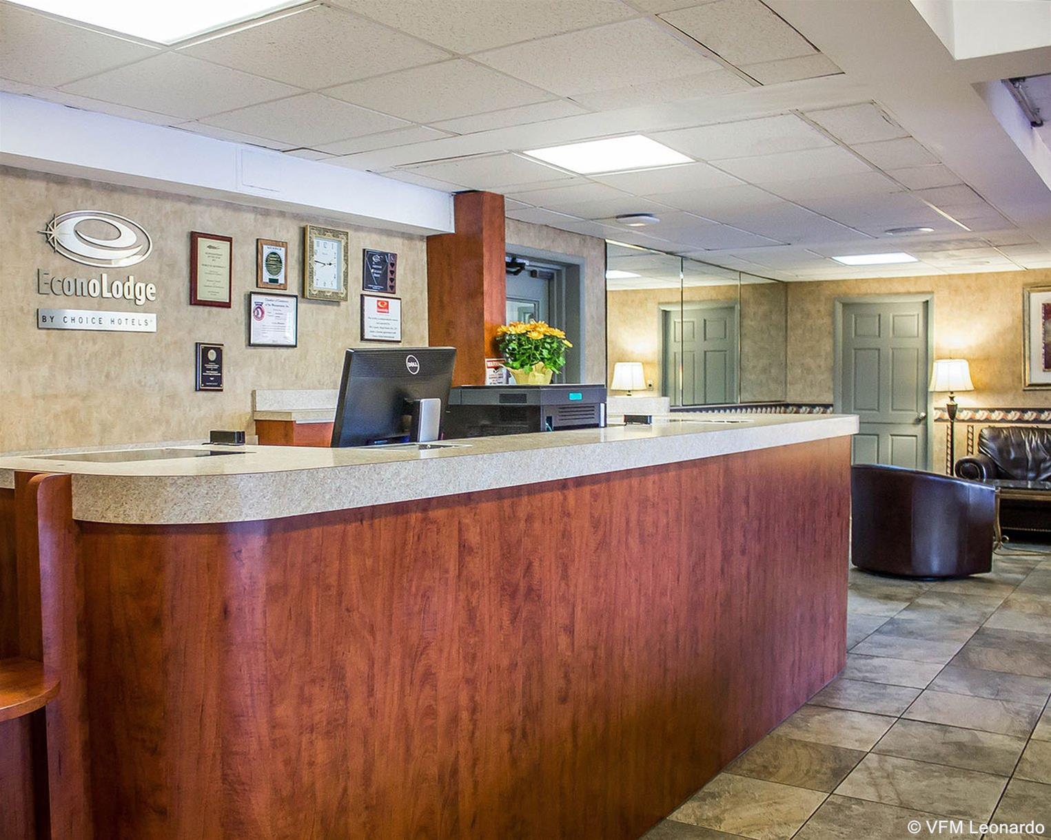 Econo Lodge Hicksville Bagian luar foto