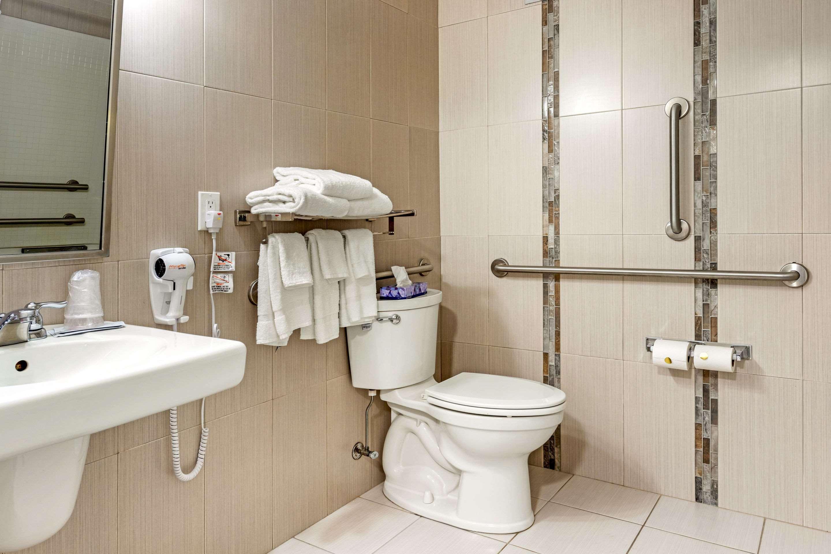 Econo Lodge Hicksville Bagian luar foto