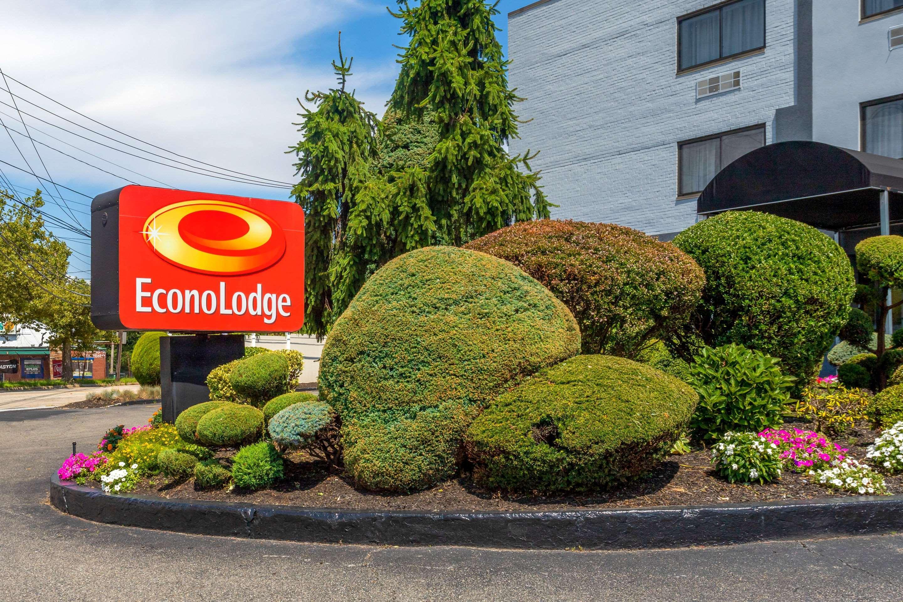 Econo Lodge Hicksville Bagian luar foto