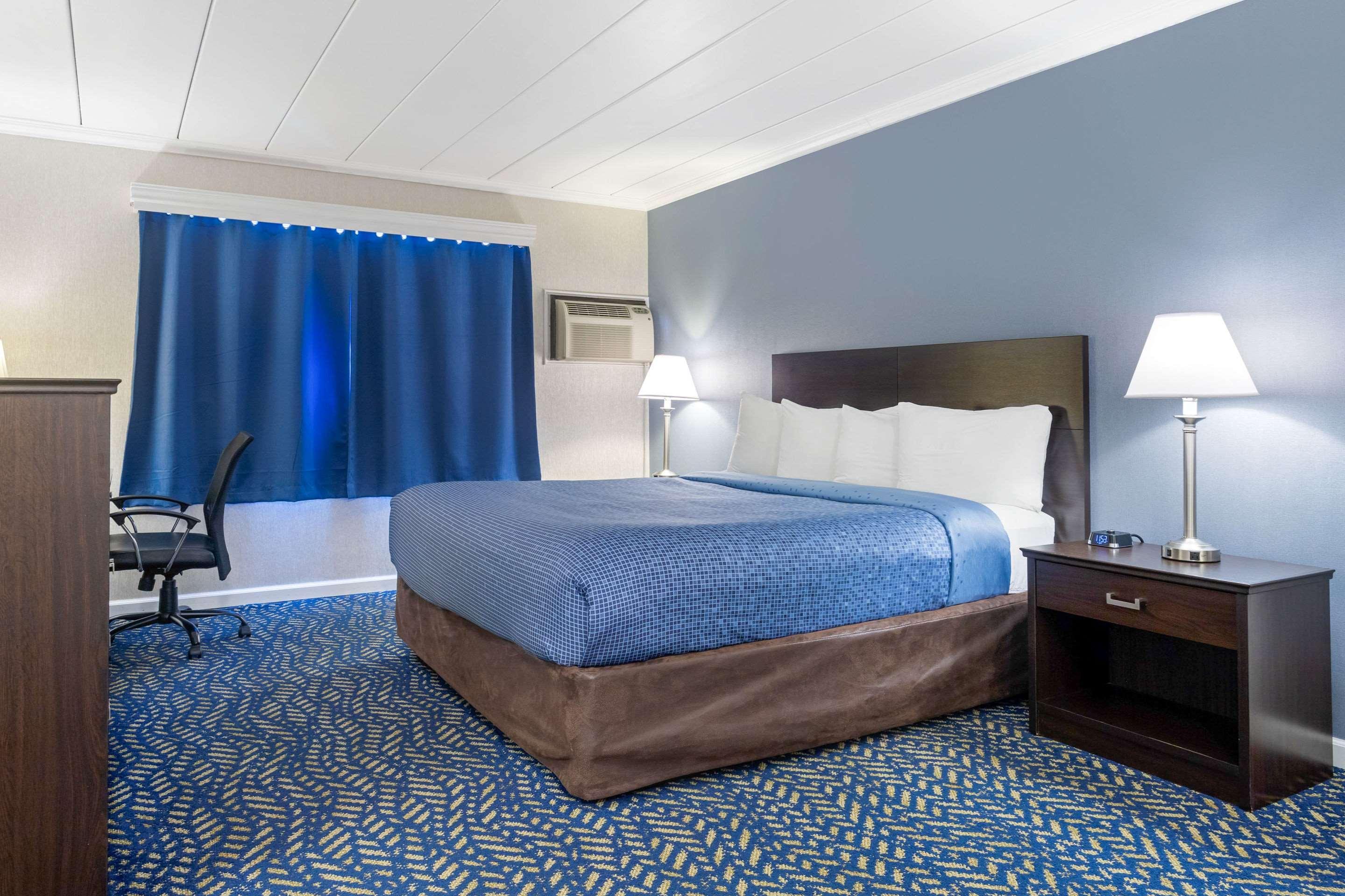 Econo Lodge Hicksville Bagian luar foto