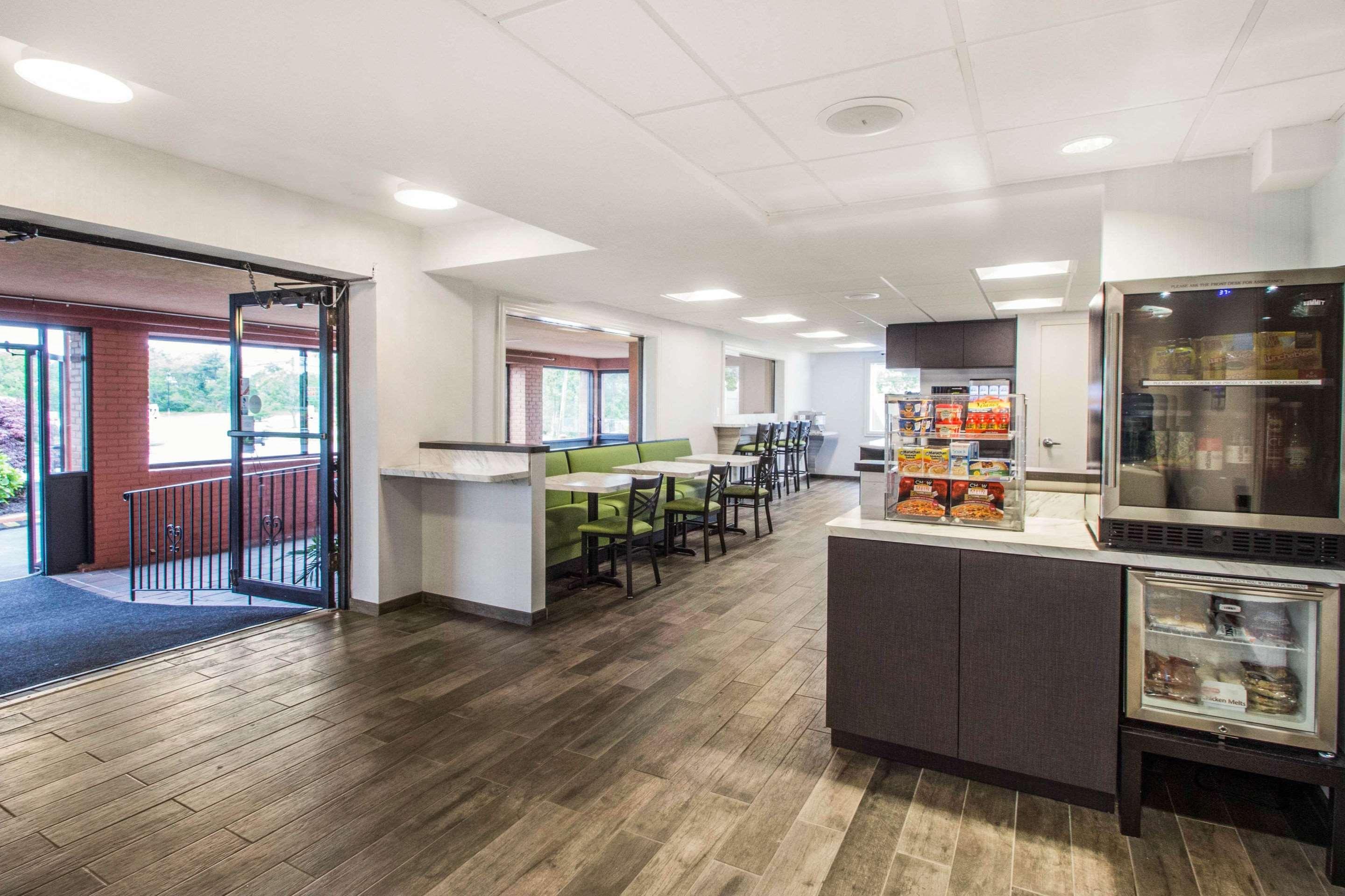 Econo Lodge Hicksville Bagian luar foto