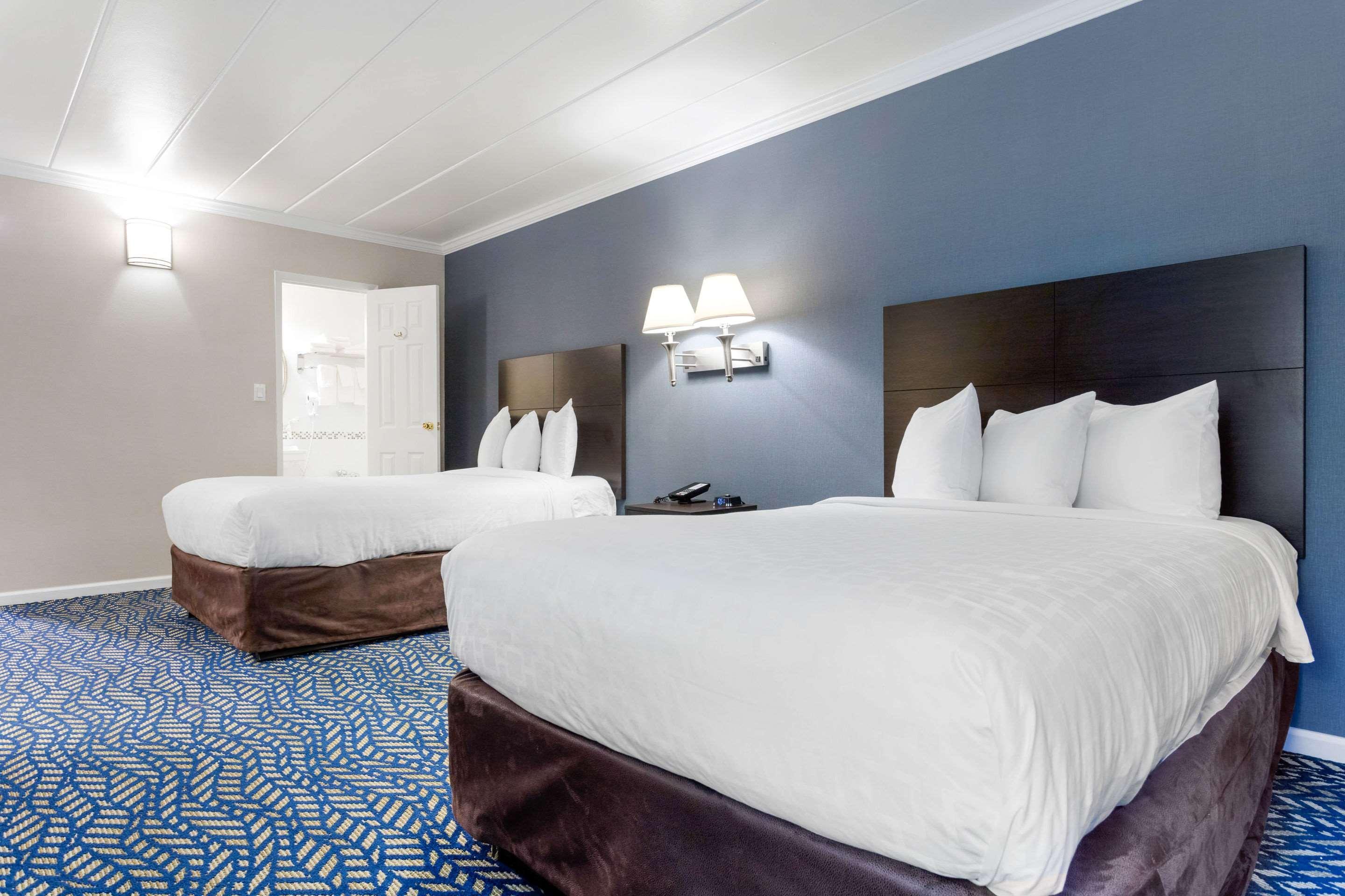 Econo Lodge Hicksville Bagian luar foto