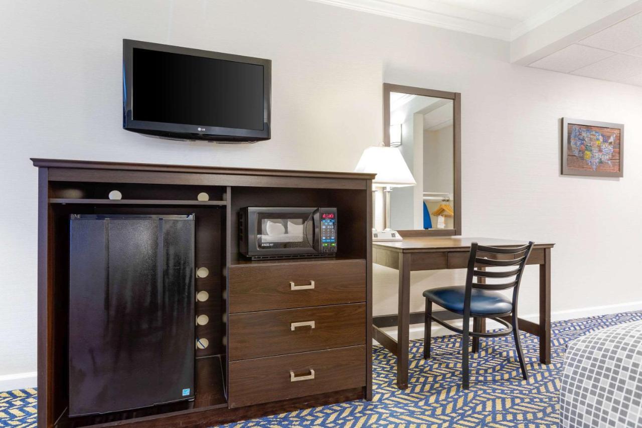 Econo Lodge Hicksville Bagian luar foto